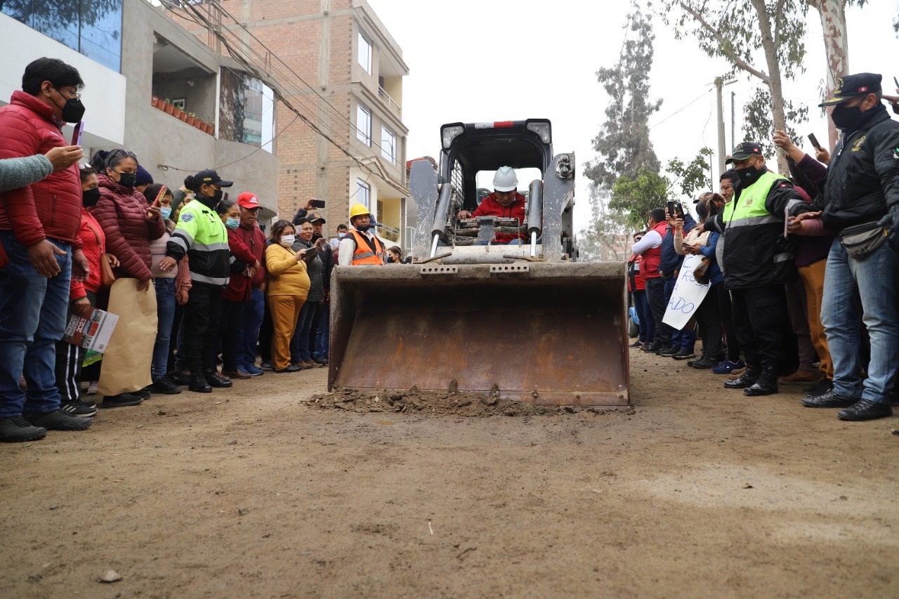 MUNICIPALIDAD DE ATE INICIA CONSTRUCCIÓN DE PISTAS Y VEREDAS EN 21