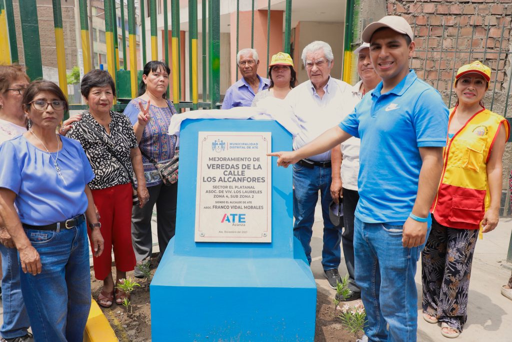 Alcalde Franco Vidal Inaugura Veredas En Los Laureles Y Pistas Y