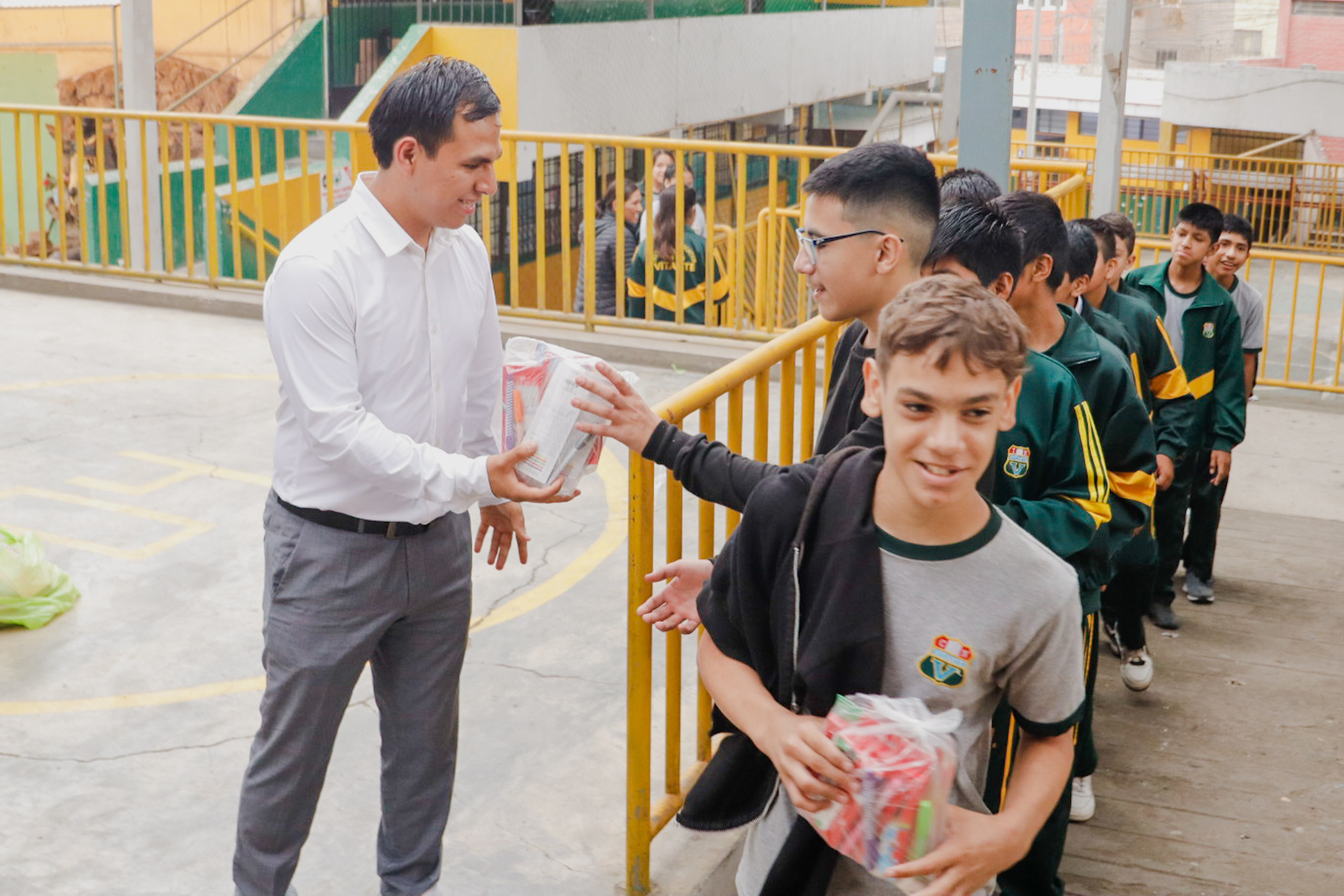 ALCALDE FRANCO VIDAL REPARTE ÚTILES ESCOLARES EN COLEGIO NACIONAL DE ...